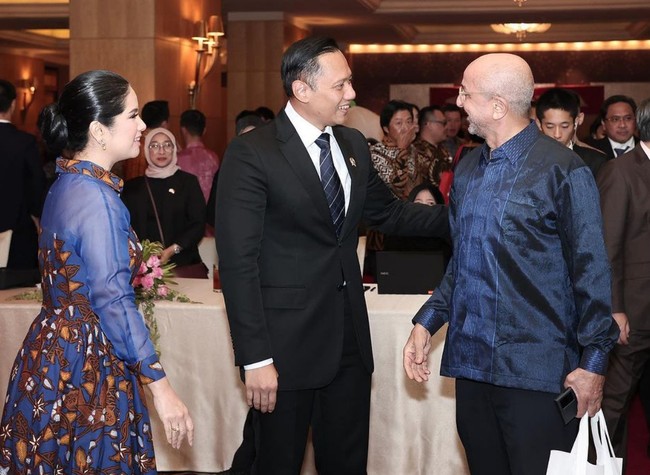 Nuansa etnik Indonesia hadir lewat kain batik yang dijadikan gaun berpotongan A-line dengan detail lipit. Foto: Instagram/@agusyudhoyono
