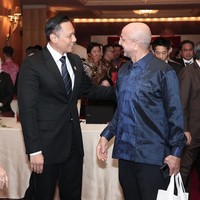 Nuansa etnik Indonesia hadir lewat kain batik yang dijadikan gaun berpotongan A-line dengan detail lipit. Foto: Instagram/@agusyudhoyono