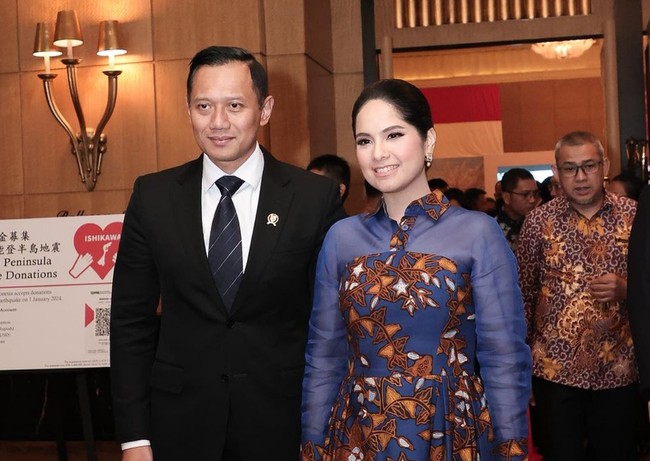 erdana sebagai istri menteri mendampingi suaminya, Agus Harimurti Yudhoyono (AHY) dalam Resepsi Hari Ulang Tahun Kaisar Naruhito pada Rabu (21/2/2024) di Kedutaan Besar Jepang untuk Indonesia, Annisa Yudhoyono tampil dengan gaya chic dan feminin. Foto: Instagram/@agusyudhoyono