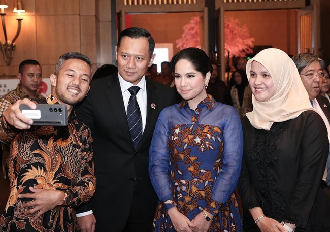 Rambutnya disanggul rapi dengan gaya simple. Aksesori seperti anting dan gelang melengkapi penampilannya yang bersahaja. Foto: Instagram/@agusyudhoyono