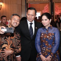 Rambutnya disanggul rapi dengan gaya simple. Aksesori seperti anting dan gelang melengkapi penampilannya yang bersahaja. Foto: Instagram/@agusyudhoyono