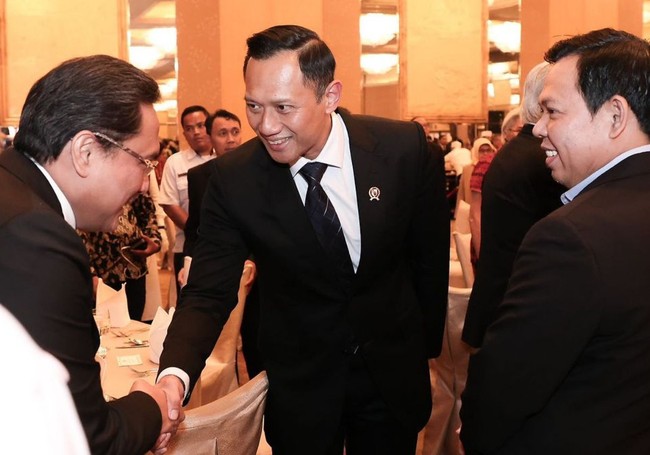 Sementara itu, Agus Yudhoyono, yang kini menjabat sebagai Menteri Agraria dan Tata Ruang (ATR) atau Kepala Badan Pertanahan Nasional (BPN), tampil gagah dengan setelan jas hitam dipadu kemeja putih serta dasi warna navy. Foto: Instagram/@agusyudhoyono