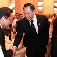 Sementara itu, Agus Yudhoyono, yang kini menjabat sebagai Menteri Agraria dan Tata Ruang (ATR) atau Kepala Badan Pertanahan Nasional (BPN), tampil gagah dengan setelan jas hitam dipadu kemeja putih serta dasi warna navy. Foto: Instagram/@agusyudhoyono