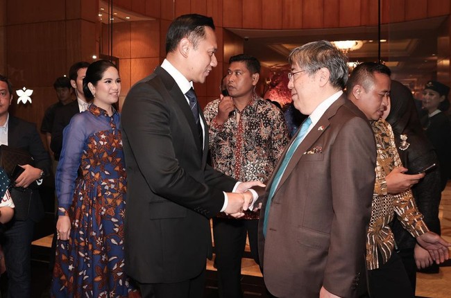 Makeup tipis bernuansa peach mempercantik wajah wanita berusia 42 tahun ini. Foto: Instagram/@agusyudhoyono