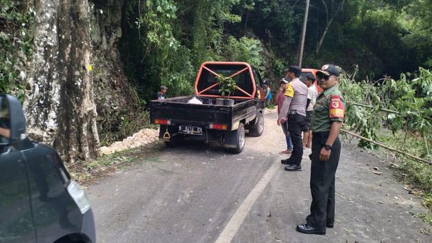 Akses Jalan Rajekwesi Kalipare Malang Longsor