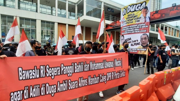 Aksi Damai Forum Pengawal Pemilu 2024 di Depan Bawaslu Forum Pengawal Pemilu untuk mengawal proses demokrasi di Indonesia Jujur dan adil, mendesak Bawaslu RI menuntaskan berbagai kasus sengketa pemiilu.