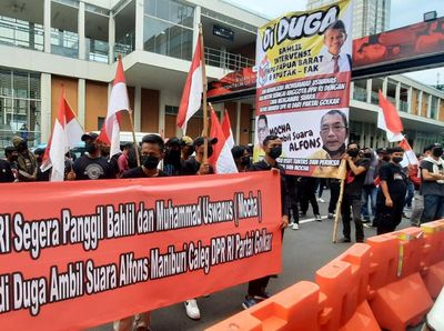 Aksi Damai Forum Pengawal Pemilu 2024 di Depan Bawaslu