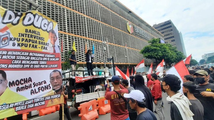 Aksi Damai Forum Pengawal Pemilu 2024 di Depan Bawaslu Forum Pengawal Pemilu untuk mengawal proses demokrasi di Indonesia Jujur dan adil, mendesak Bawaslu RI menuntaskan berbagai kasus sengketa pemiilu.