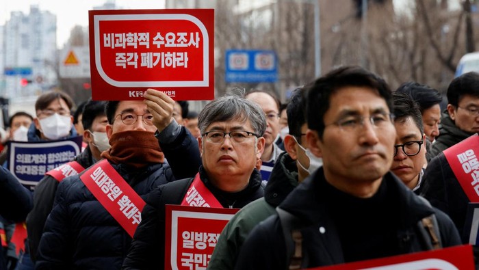 South Korean doctors march to the Presidential Office to protest against the governments medical policy in Seoul, South Korea, February 25, 2024. REUTERS/Kim Soo-Hyeon