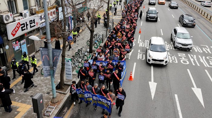 South Korean doctors march to the Presidential Office to protest against the governments medical policy in Seoul, South Korea, February 25, 2024. REUTERS/Kim Soo-Hyeon