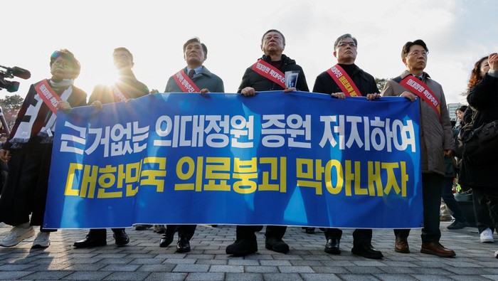 South Korean doctors march to the Presidential Office to protest against the government's medical policy in Seoul, South Korea, February 25, 2024. REUTERS/Kim Soo-Hyeon