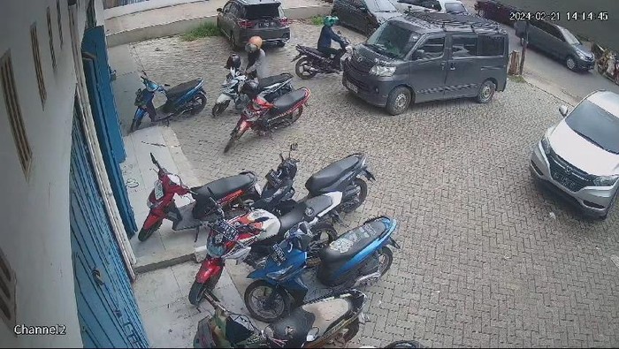 Aksi pencurian motor di parkiran motor Palembang.