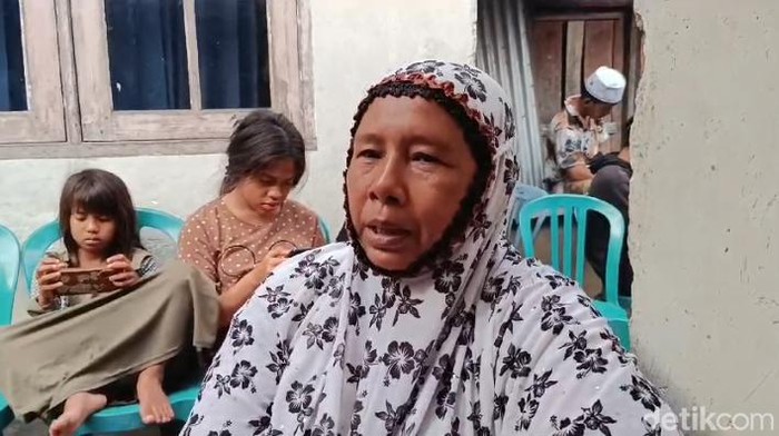 Jumaniatun, ibu dari Samsul Farizal anggota KPPS yang meninggal dunia di Lombok Barat, NTB.