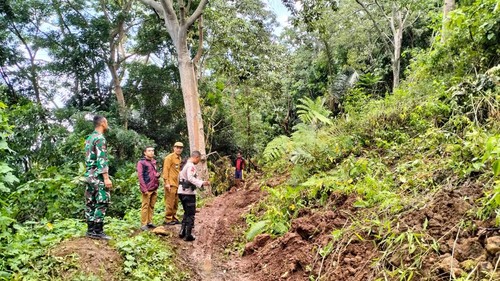 Anggota TNI dan Polri mencoba membersihkan material longsor di Desa Gurung, Kecamatan Welak, Manggarai Barat, NTT. (Istimewa)