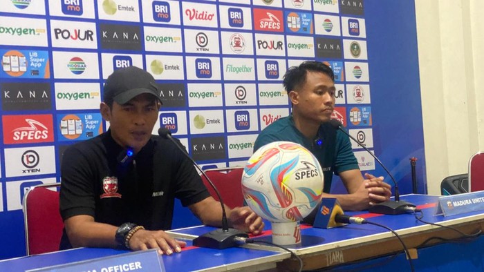 Asisten pelatih Madura United, Rakhmad Basuki