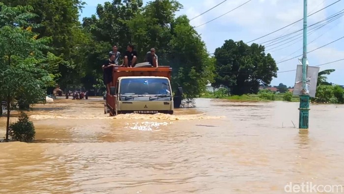 Banjir di ruas Brebes-Jatibarang, Senin (26/2/2024).