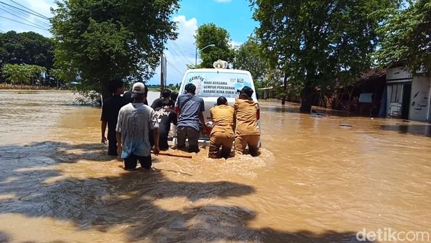 Banjir di ruas Brebes-Jatibarang, Senin (26/2/2024).