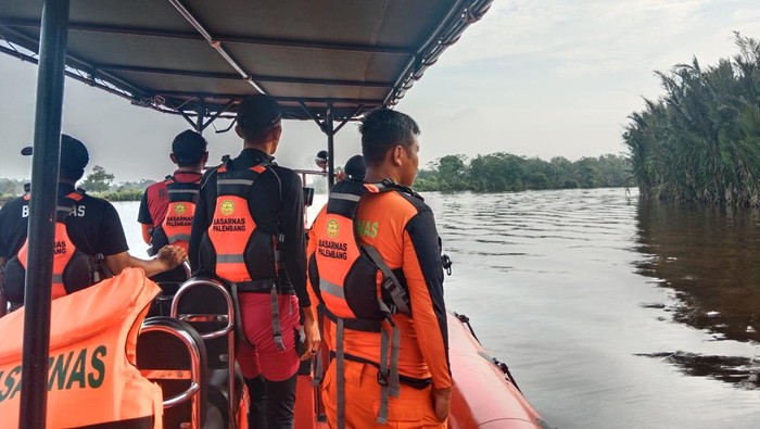 Basarnas mencari satu korban getek terbalik di Banyuasin.