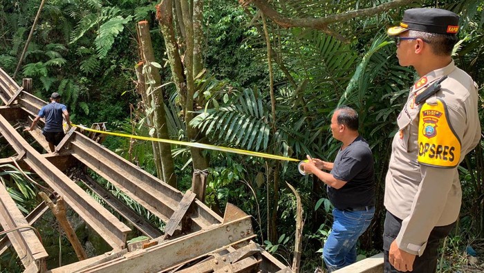 Besi jembatan yang dicuri para pelaku. (Foto: Dok. Polres Dairi).
