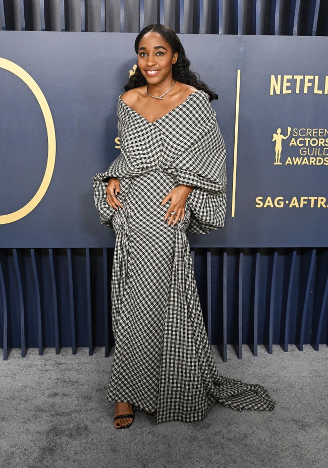 The icon is born. Ayo Edibiri semakin membuktikan dirinya sebagai ikon fashion muda dalam balutan gaun bermotif kotak keluaran Luar. (Foto: Gilbert Flores/Variety via Getty Images)