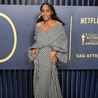The icon is born. Ayo Edibiri semakin membuktikan dirinya sebagai ikon fashion muda dalam balutan gaun bermotif kotak keluaran Luar. (Foto: Gilbert Flores/Variety via Getty Images)