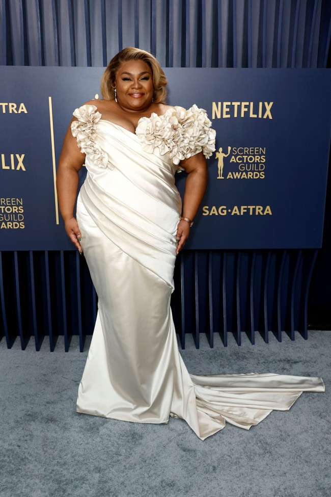 Kiss from white roses. Gaun mermaid karya Valdrin Sahiti yang berhiaskan detail bunga mawar tiga dimensi sukses menempatkan aktris Da’Vine Joy Randolph sebagai pusat atensi. (Foto: Frazer Harrison/Getty Images)