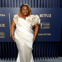 Kiss from white roses. Gaun mermaid karya Valdrin Sahiti yang berhiaskan detail bunga mawar tiga dimensi sukses menempatkan aktris Da’Vine Joy Randolph sebagai pusat atensi. (Foto: Frazer Harrison/Getty Images)