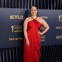 Indigenous pride. Aktris keturunan Indian Lily Gladstone bersolek dengan gaun halter fringe yang dipadu anting etnik.  (Foto: Brian van der Brug / Los Angeles Times via Getty Images)