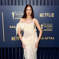 Vintage Im in love. Maddie Ziegler menikmati momen vintage dengan gaun dari koleksi Irere Lee McQueen tahun 2003, yang menampilkan beberapa desainnya yang paling berkesan.(Foto: Frazer Harrison/Getty Images)