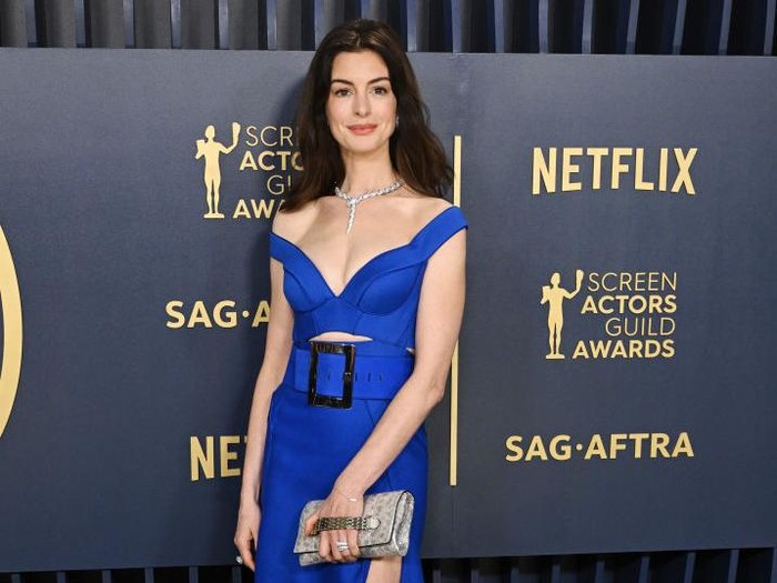 Best Dressed SAG Awards 2024 Anne Hathaway at the 30th Annual Screen Actors Guild Awards held at the Shrine Auditorium and Expo Hall on February 24, 2024 in Los Angeles, California. (Photo by Gilbert Flores/Variety via Getty Images)