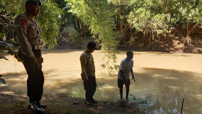 Pencarian bocah yang terpeleset di sungai dukuh Tlogojati RT 16 Desa Plosorejo Kecamatan Gondang Kabupaten Sragen.