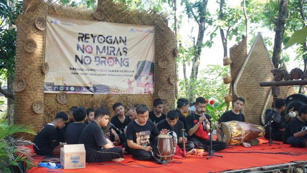 Briptu Luhur Ainul FIkri melatih seni reog ke anak-anak tunanetra di Ponorogo
