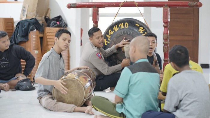 Briptu Luhur Ainul FIkri melatih anak-anak tunanetra di Ponorogo