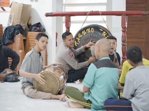 Kisah Briptu Luhur Latih Seni Reog ke Anak-anak Tunanetra di Ponorogo