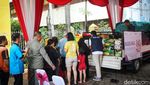 Antusiasme Warga Serbu Sembako Murah Bulog