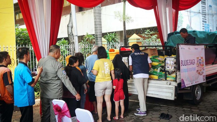 Sejumlah warga mengatre membeli bahan pokok di halaman Kantor Kecamatan Setiabudi, Jakarta Selatan, Senin (26/2/2024). Sejumlah bahan pokok seperti beras, gula dan minyak goreng tersedia di Aksi Amankan Harga Pangan yang digelar Bulog.