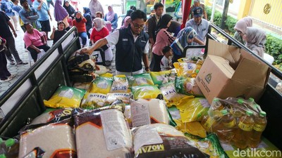 Antusiasme Warga Serbu Sembako Murah Bulog