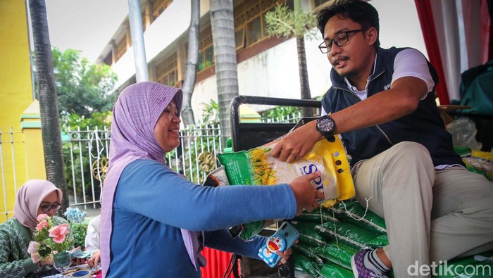 Sejumlah warga mengatre membeli bahan pokok di halaman Kantor Kecamatan Setiabudi, Jakarta Selatan, Senin (26/2/2024). Sejumlah bahan pokok seperti beras, gula dan minyak goreng tersedia di Aksi Amankan Harga Pangan yang digelar Bulog.