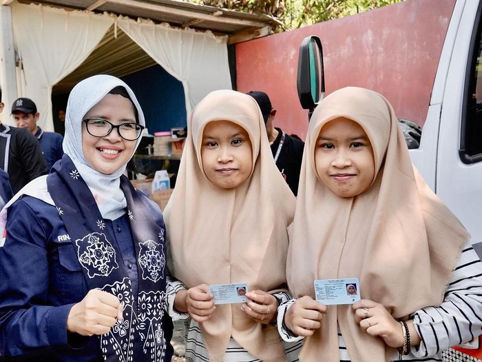 Bupati Blitar Rini Syarifah bersama pemohon e-KTP