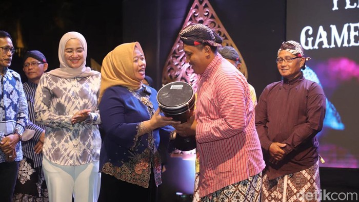 Bupati Sleman Kustini menyerahkan hibah gamelan kepada masyarakat budaya Kabupaten Sleman di Kalurahan Hargobinangun, Kapanewon Pakem, Kabupaten Sleman, Kamis (14/12/2023).