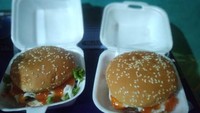 Burger Life di Cengkareng, Jakarta Barat harganya terjangkau. Burger dengan isian patty dan keju dibanderol Rp 15.000-an. Foto: Instagram/Google Review