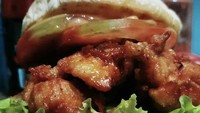 Bawa yang Rp 15.000 kamu bisa dapat burger dengan isian komplet di Burger Pakde. Gerai burger di Cilandak, Jakarta Selatan ini juga punya menu kentang goreng. Foto: Instagram/Google Review