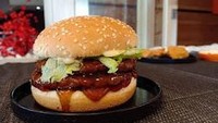 Berbagai varian burger murah bisa kamu dapatkan di Zaid Burger di Jatinegara, Jakarta Timur. Burger isi patty daging dan ayam dibanderol Rp 13.000. Foto: Instagram/Google Review