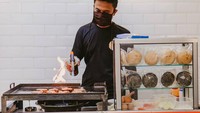 Burger yang ditawarkan di Kampung Buger harganya terjangkau. Hanya Rp 10.000-an, tapi rasanya enak dan isiannya padat. Foto: Instagram @Kampungburger.id.