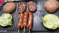 Di kawasan Pancoran, Jakarta Selatan kamu bisa menemukan Burger Abi. Gerobak kaki lima ini menawarkan burger mulai Rp 7.000 dengan isian patty dan saus gurih. Foto: Instagram/Google Review