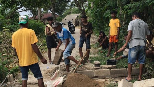 Aksi simpatisan caleg PSI menutup jalan akses dua desa di Ende, Minggu (25/2/2024).