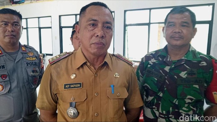 Camat Patokbeusi Aep Saepudin (tengah)