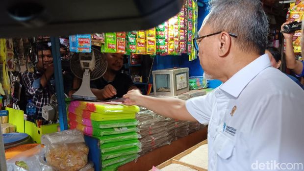 Cek Harga Pangan di Pasar Klender, Zulhas Borong Ayam-Beras buat Warga