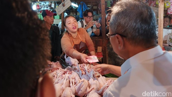 Cek Harga Pangan di Pasar Klender, Zulhas Borong Ayam-Beras buat Warga