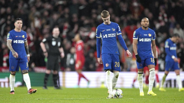 Chelsea players react disappointed after Liverpools Virgil van Dijk scored in extra time during the English League Cup final soccer match between Chelsea and Liverpool at Wembley Stadium in London, Sunday, Feb. 25, 2024. (AP Photo/Dave Shopland)